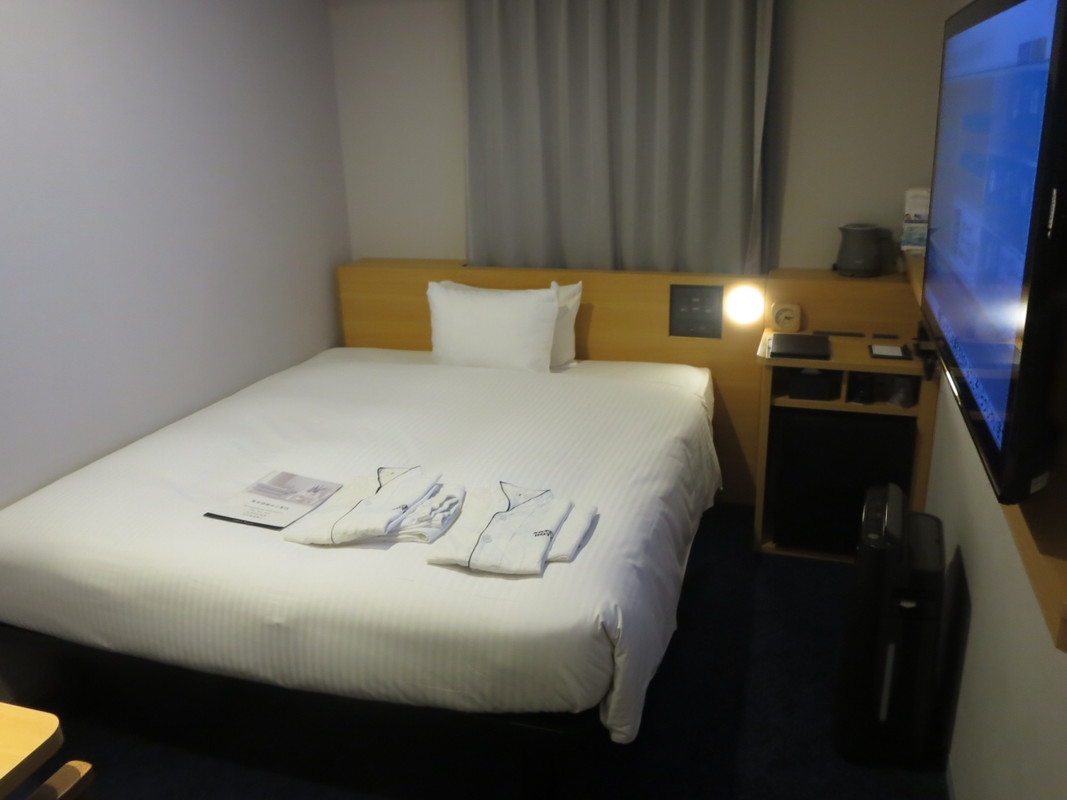 そう広くない部屋にキングベッドがあるからベッド周りが狭いです