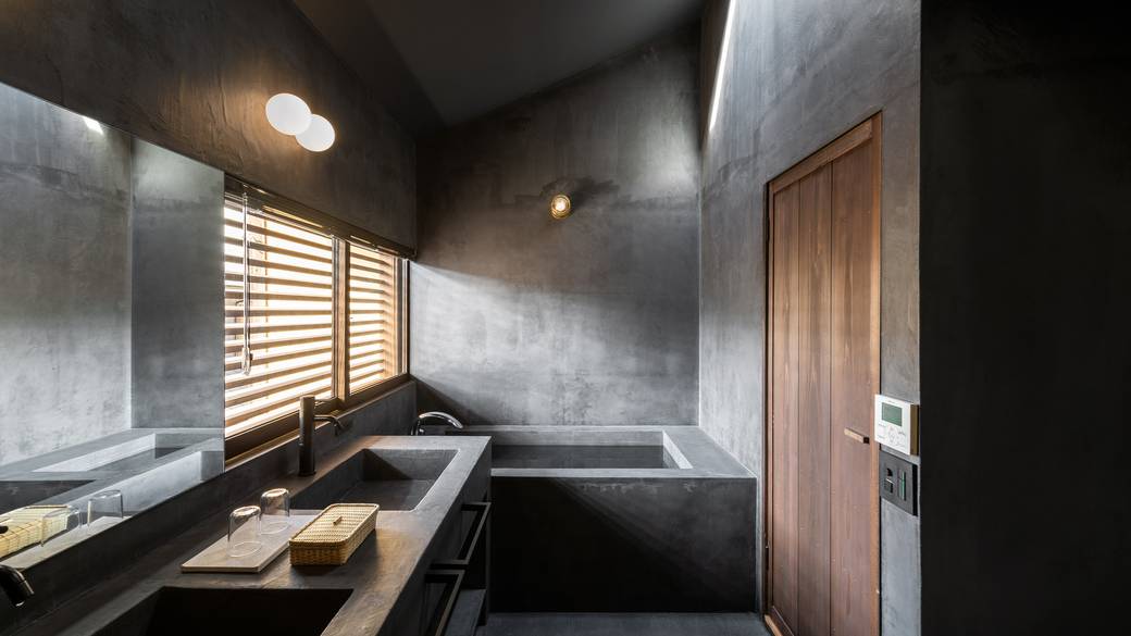 天窓から光差す「串団子」の浴室 / 2