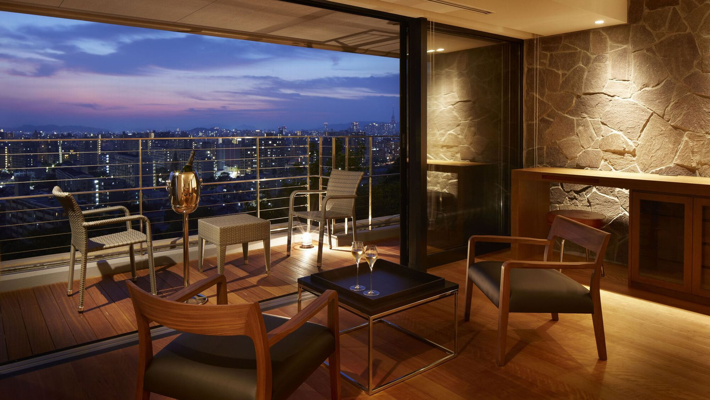 きらめく夜景がすぐそこに。高台にたたずむ静かなホテル3847498