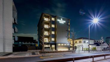 施設の正面 (日没後) / 2