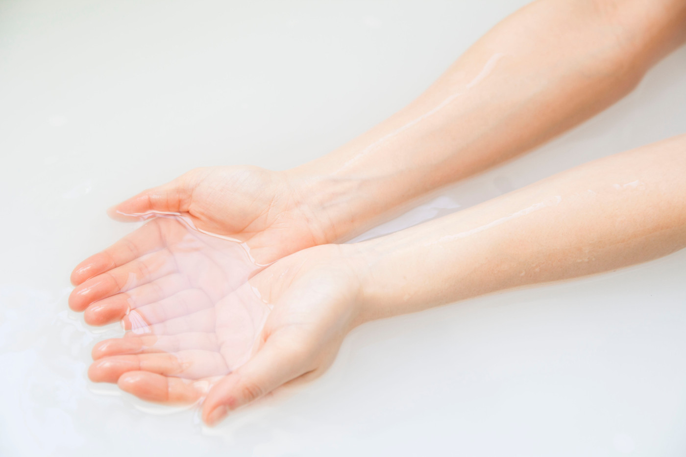 湯船に浸かる女性