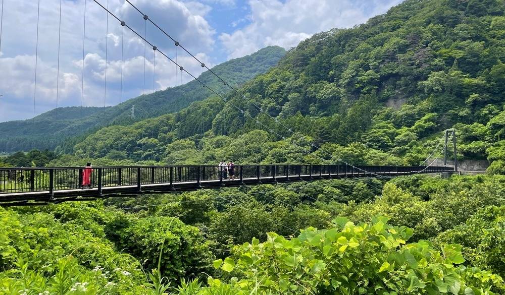 豊かな自然に囲まれた
鬼怒川温泉郷に到着！ / 1