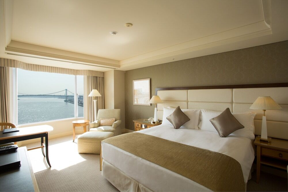 潮風感じるテラスバーで優雅な気分に浸る4009588