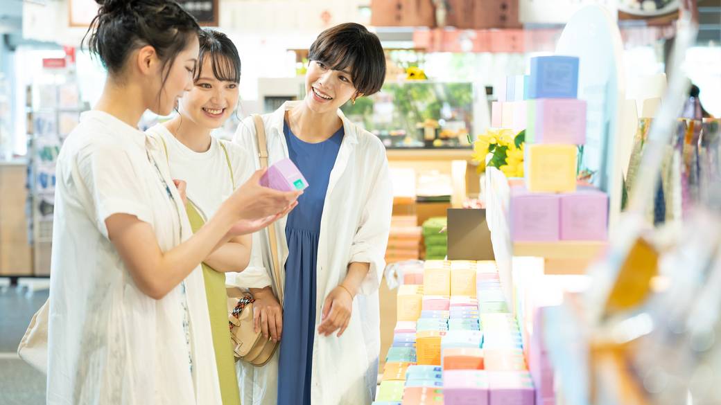 お土産選びイメージ / 4