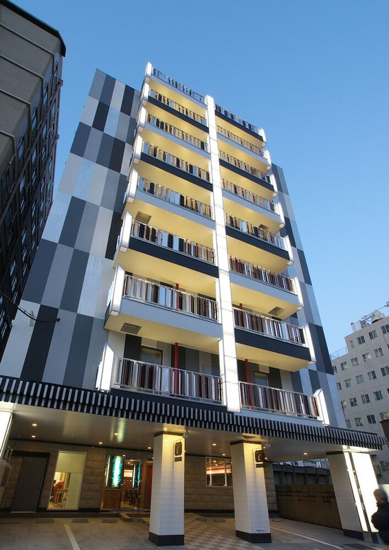 施設の正面 (日没後)