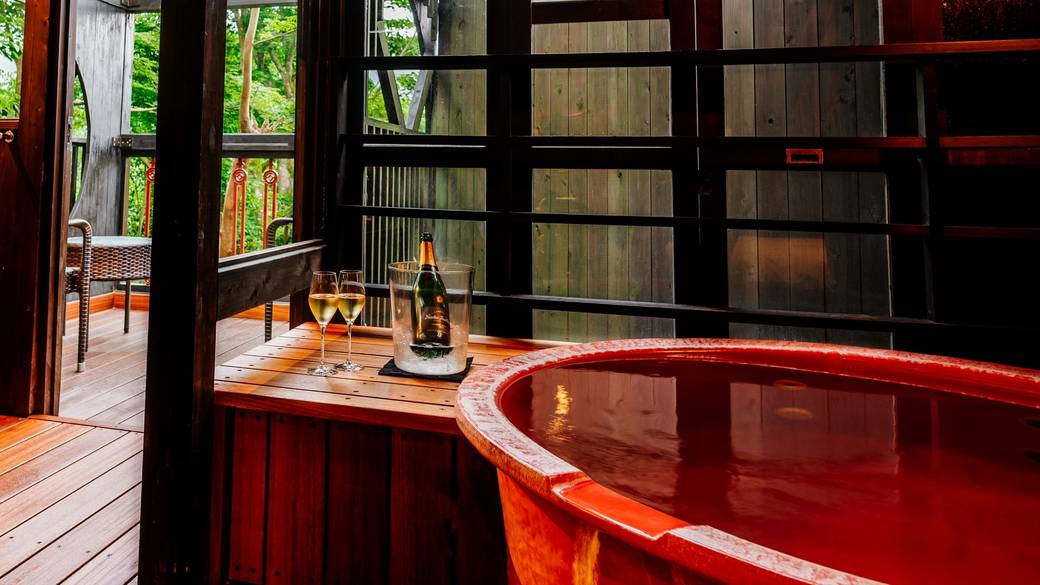 シャンパン片手に
客室露天風呂を堪能 / 2