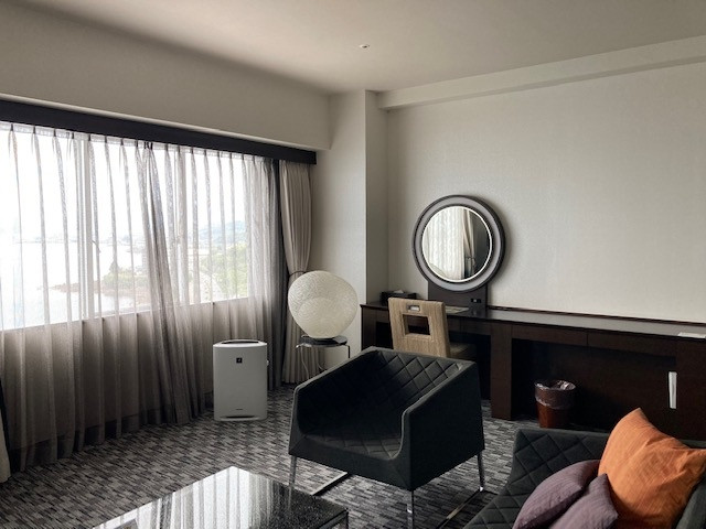 大きな窓から海が一望できます