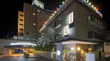 施設の正面 (日没後) / 1