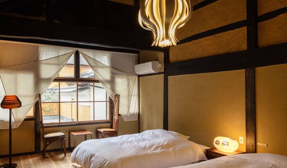 土壁の温かい雰囲気「麹屋」 / 2