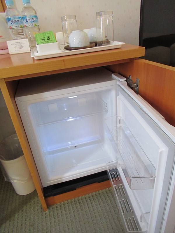 空っぽの冷蔵庫