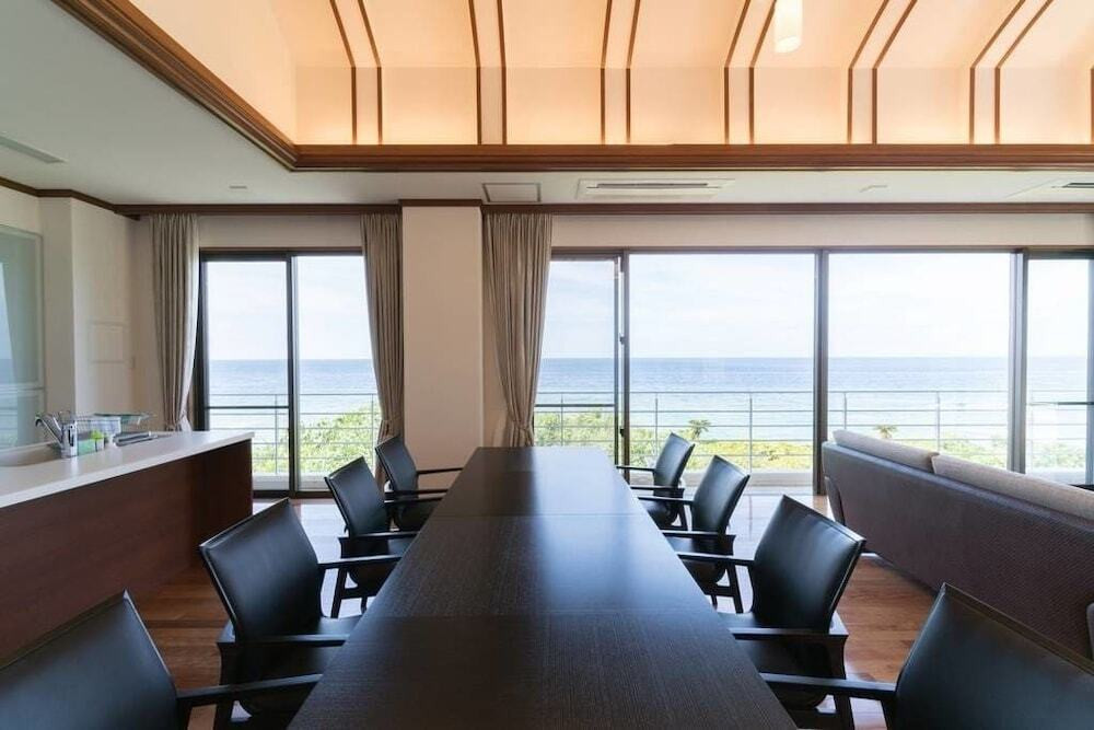 客室内のダイニングエリア