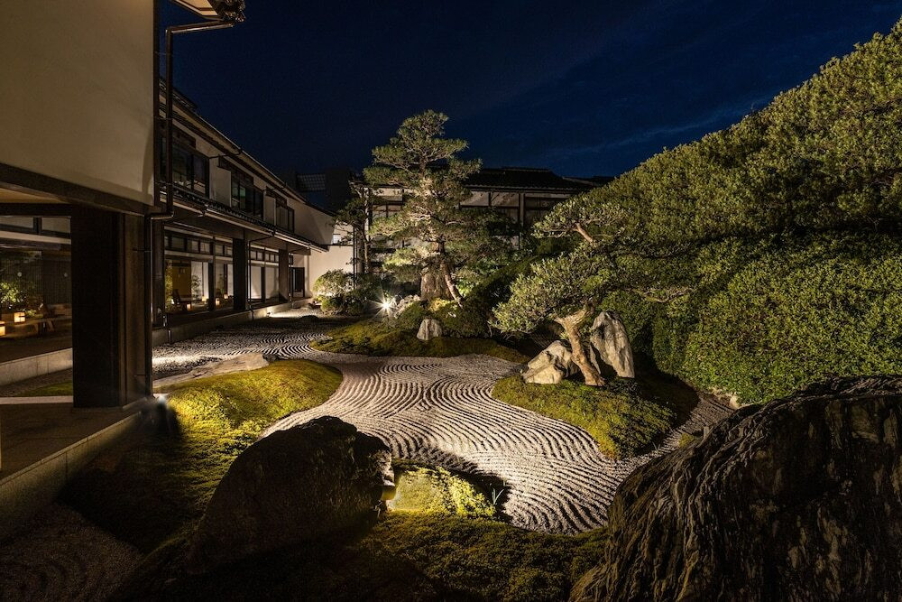 河口沿いに建つ、風情ある老舗の温泉旅館3724414