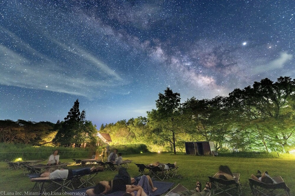 星降る夜空を見上げてロマンを感じる4038484