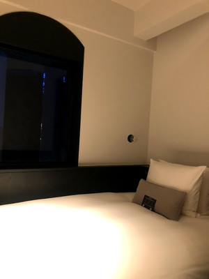 本当に狭いです。とにかく寝るために作られた部屋（良い意味で）