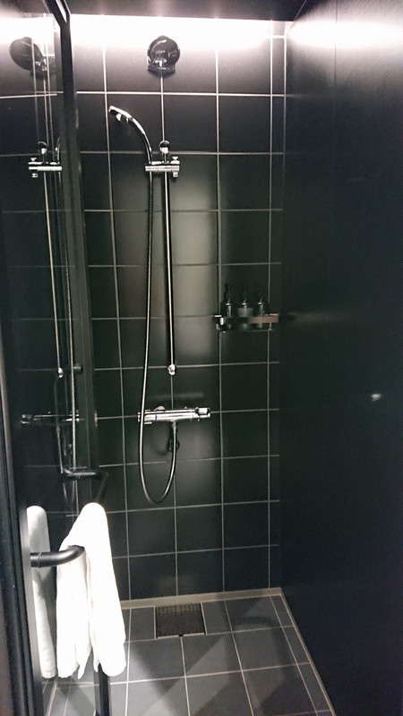 シャワーブースのみ。バスタブのお部屋も有ると聞いて吃驚!