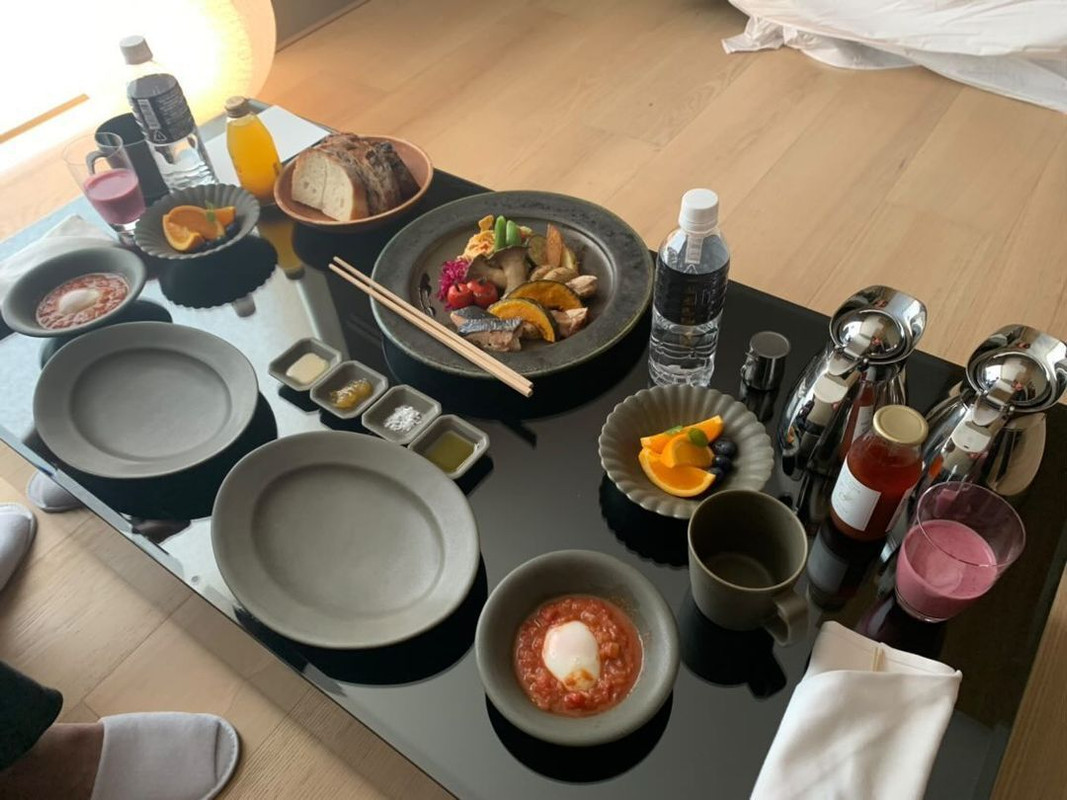 朝食のテーマ「FUKIYOSE(ふきよせ)」とは、色とりどりの木の葉や実などが風に吹き寄せれた様子を表す言葉。日本語の風情とともに、食の宝庫・淡路島の多彩な恵みを味わえる。 / 1