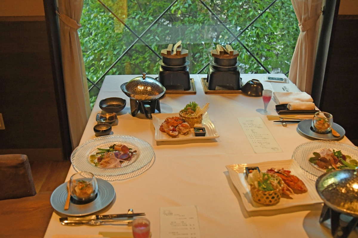 個室での食事風景です。