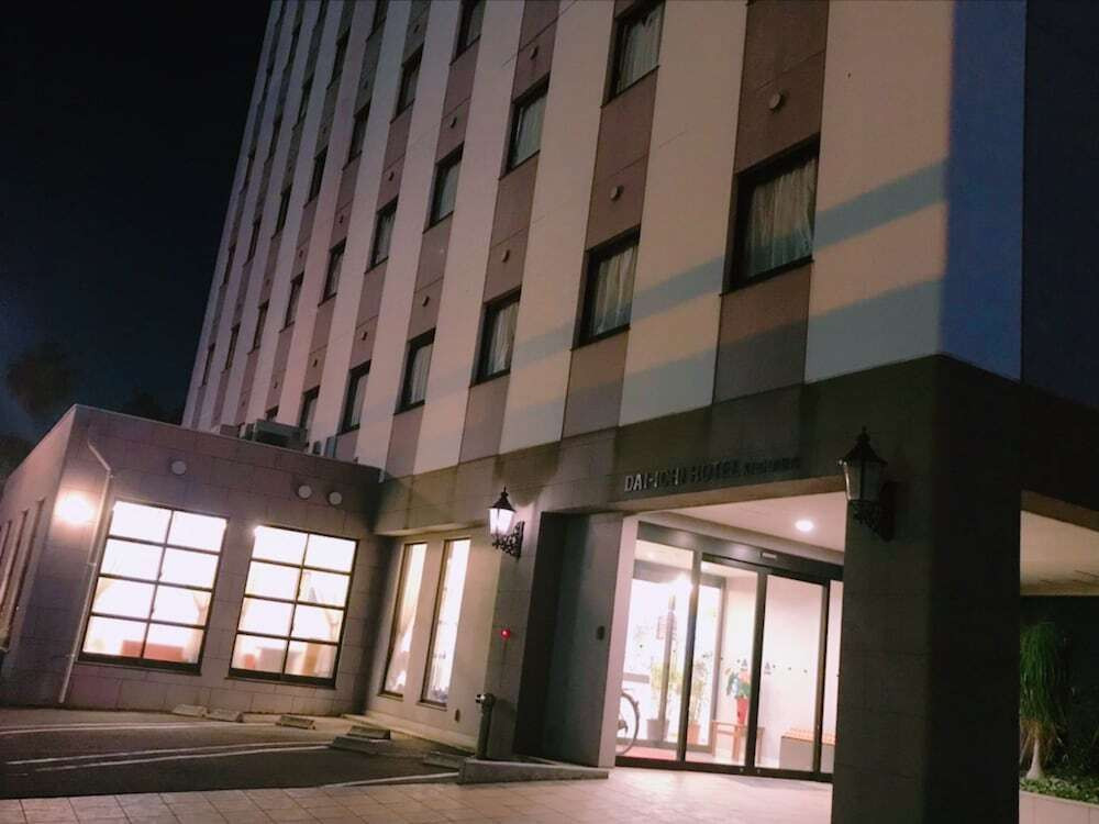 施設の正面 (日没後)