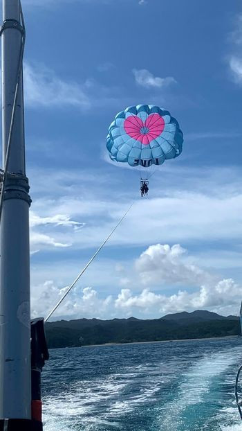 前泊した別のホテルでは、パラセイリングやバナナボードなどマリンスポーツを満喫 / 1