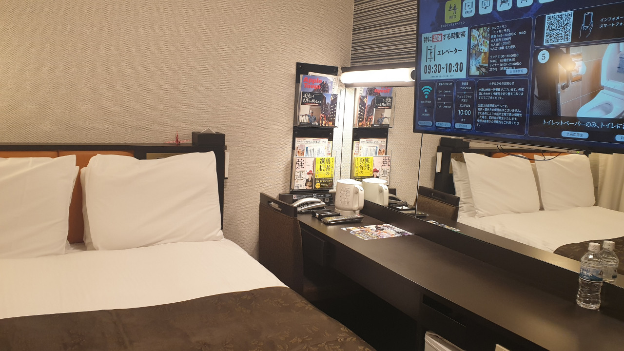 机とベッドの隙間は狭い^^;