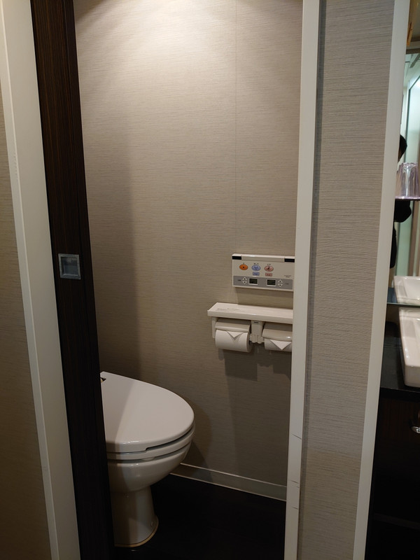 トイレは独立しているが狭い