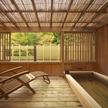 山あいにある静かな宿。のんびりとお部屋の露天風呂でくつろいで3704818