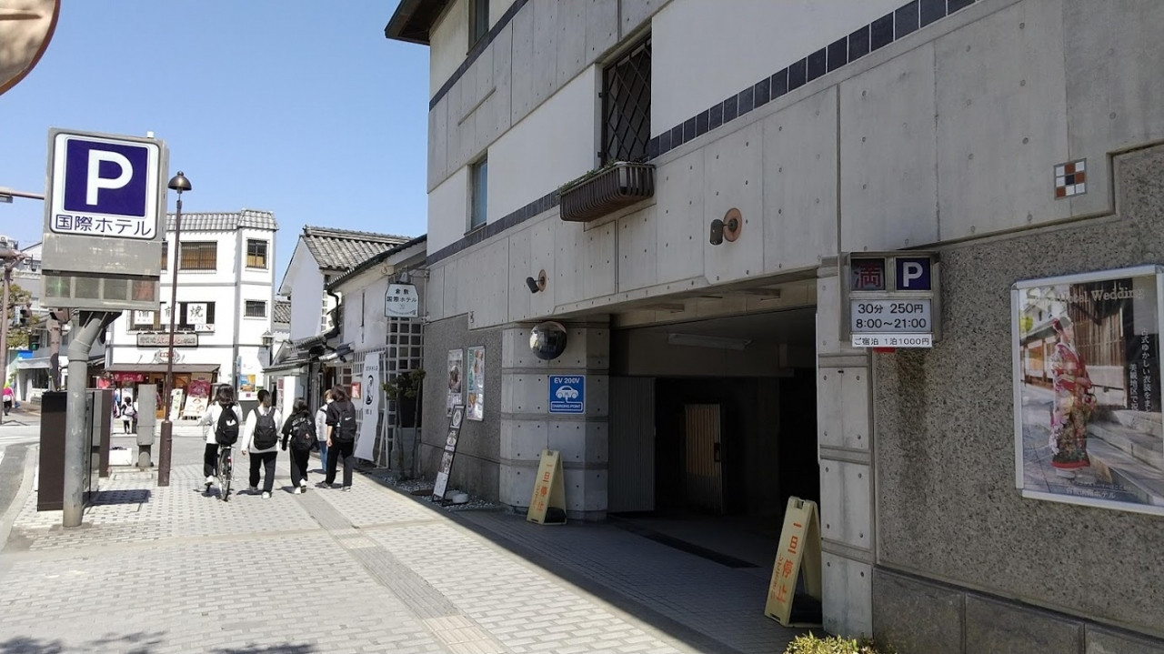 駐車場は別棟の屋内駐車場、少し狭め、宿泊者は1泊千円