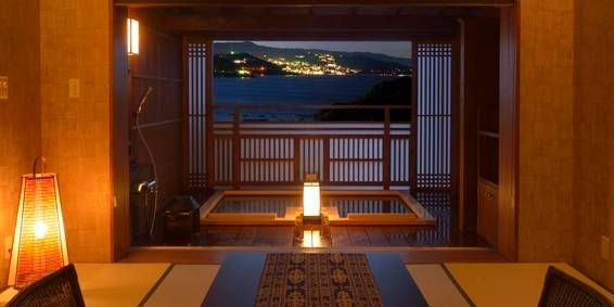 時間を旅する宿 海のはな（静岡県 旅館）：「本館 海のはな」にある8.5畳の和室。昼間は海、夜は夜景を一望できる。和の設えが美しい“寝湯”が付いているのも特徴。
●おすすめのシーン／絶景三昧のカップル旅行、癒しの女子旅 / 1