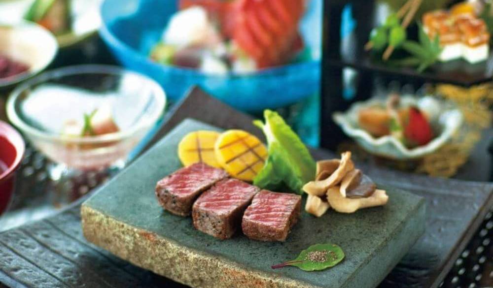 夕食は海を眺めながら
華やかな和琉会席 / 1