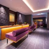 ソファのあるフロント / 1