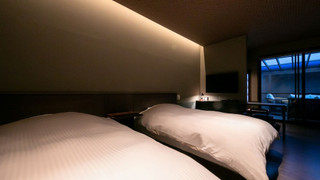 【スイート　4ベッド】岩風呂の露天＆内湯　禁煙