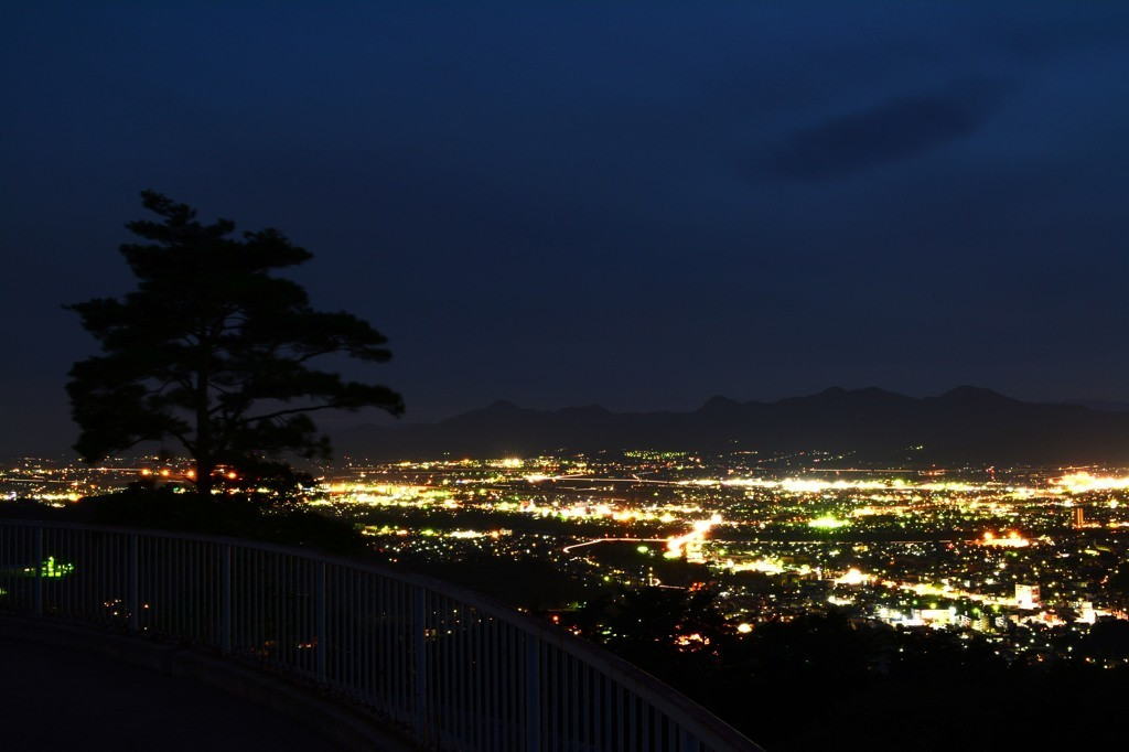 朝から夜まで様々な表情を持つ「岩山公園」1298366