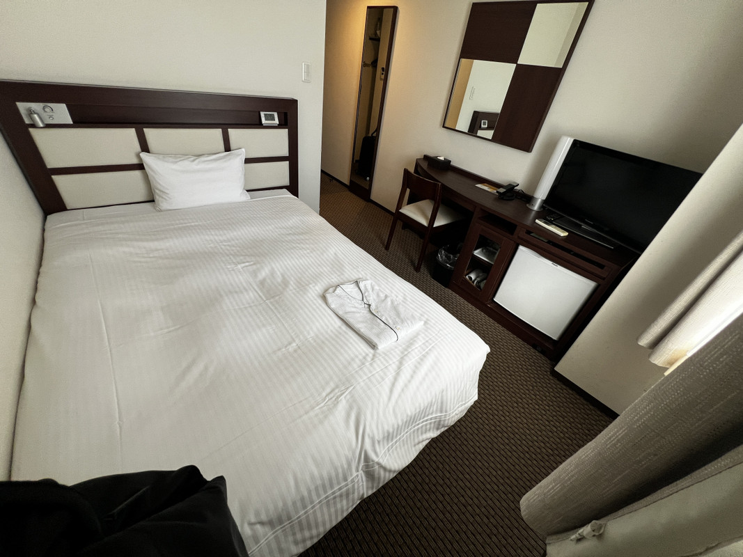 お部屋は狭いです