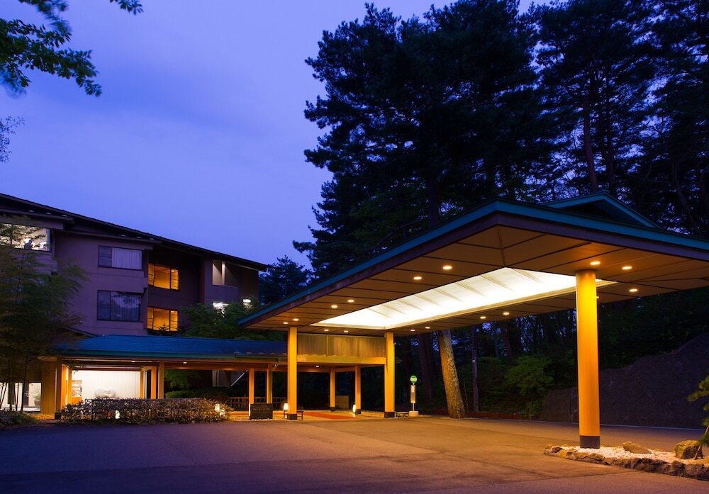 施設の正面 (日没後)