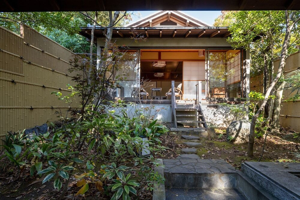 1万坪の庭園をお散歩したい。非日常に包まれた高級旅館3994572