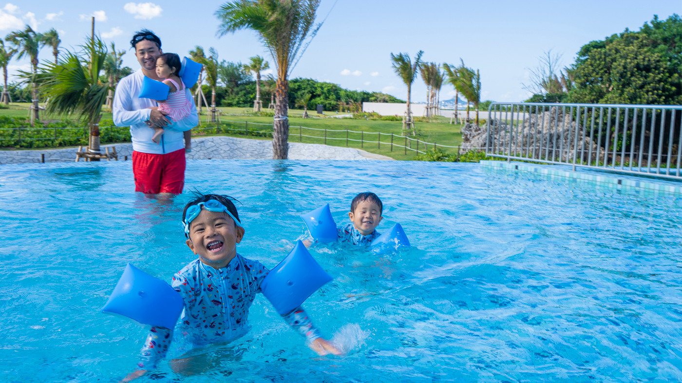 アームヘルパーでプールデビュー♪美しい「瀬底ビーチ」を眺めながら遊ぼう4053767