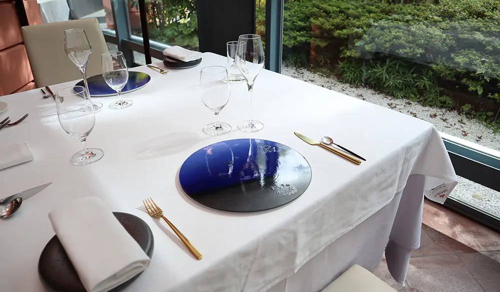 綺麗なカトラリーや、最初の1枚に八ヶ岳の土を使ったお皿がセットされていて、席に着く前から期待感が高まります。