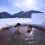 犬ぞり、わかさぎ釣り、湖に浮かぶ温泉。 北海道でつくる、一生モノの家族の思い出