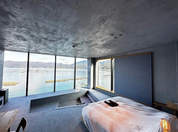 mikotabiblogさんが宿泊した「離れ 4階 グランスイート」。床から天井までの大きな窓の向こうには、若狭湾の絶景が広がる / 1