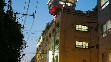 施設の正面 (日没後) / 2