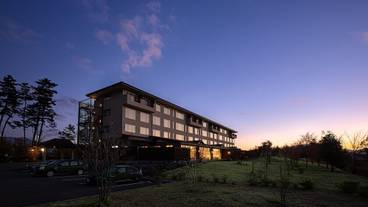 施設の正面 (日没後) / 1