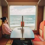 観光列車で穏やかなひとときを。非日常に浸れる春旅へ出かけよう