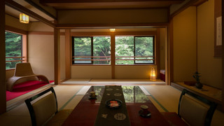 10畳和室渓流側