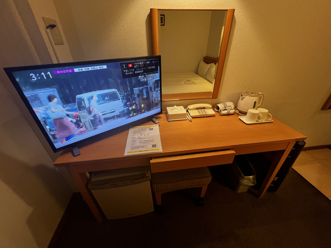 デスク周り、コンセントはテレビの上