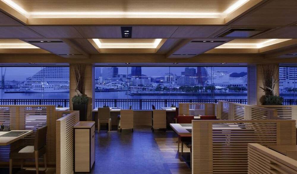 夜景とともに
贅沢ブッフェを堪能 / 1