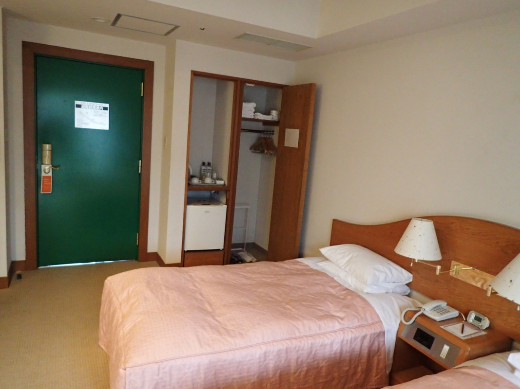 重い金属製の扉、最小限のクローゼットと、設備はあまり・・・