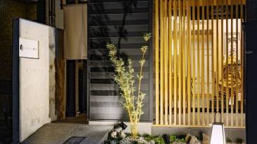 施設の正面 (日没後) / 1