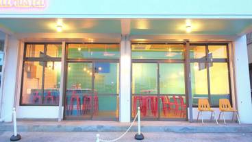 施設の正面 (日没後) / 1