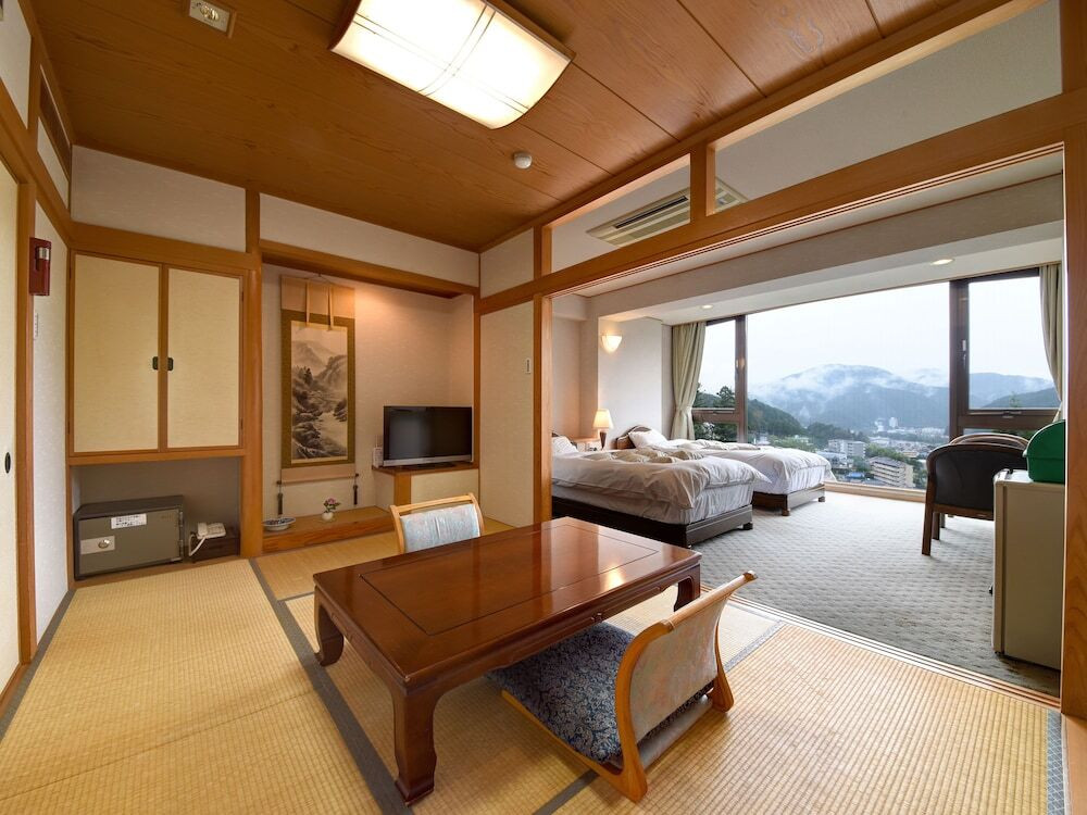 2. 高台から見下ろす街並みと桜の眺望「ゆらぎの里 ひだ山荘」4088991