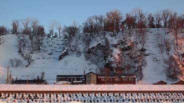 施設の正面 (日没後) / 1